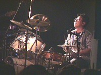 ドラムを演奏する大西一史