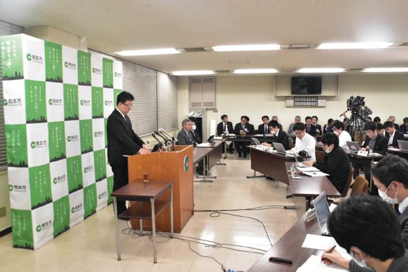 新型コロナウイルス感染症への対応で会見する大西一史